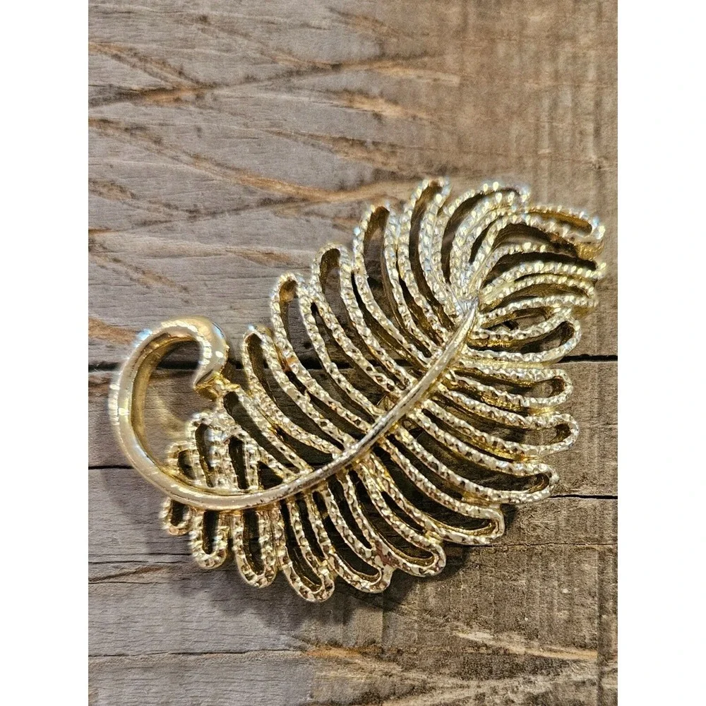 Vintage GERRYS  Gold Tone‎ Textured Large 2.2
